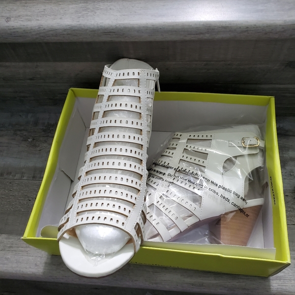 White sandals - Picture 2 of 4